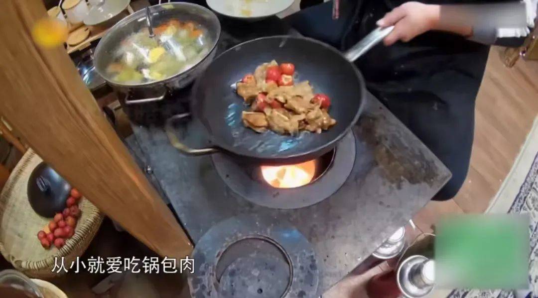“邪恶栀子花汉堡”火了！蹭流量背后是商战？-5.jpeg