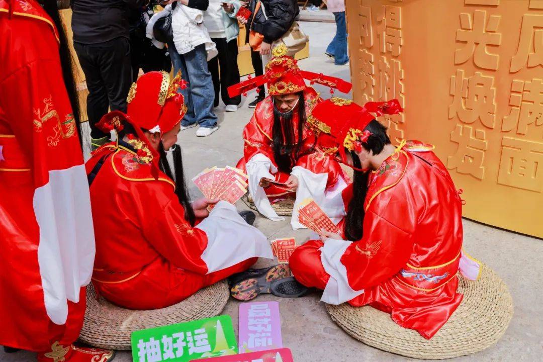 拿捏情绪内耗的年轻人，品牌玩玄学有多野?-2.jpeg