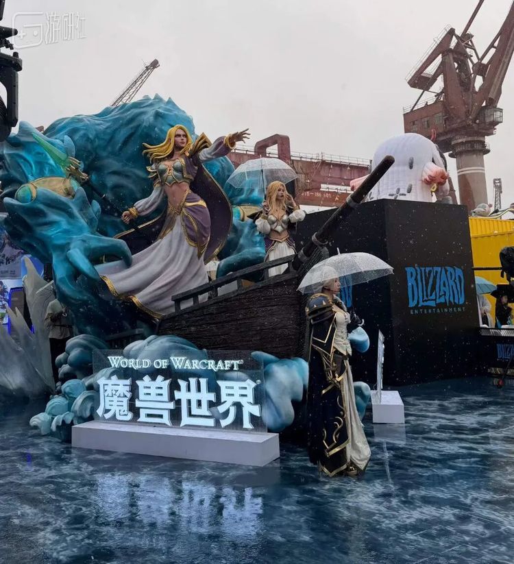 《魔兽世界》的展台每天会演出多场舞台歌剧，总觉得雨天里的这几场反而更有氛围了