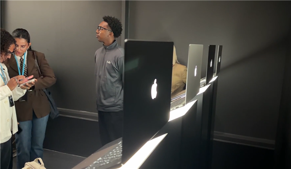 苹果发布首款触控屏MacBook Pro:发光Logo时隔10年回归!