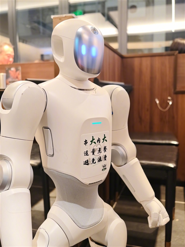 韩路烤串店入职2个机器人员工:会跳舞还会哄娃