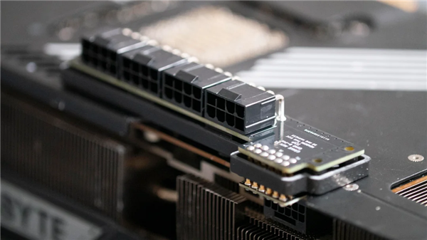 根治烧接口!玩家魔改RTX 5090定制四8Pin供电板:单线电流直接减半