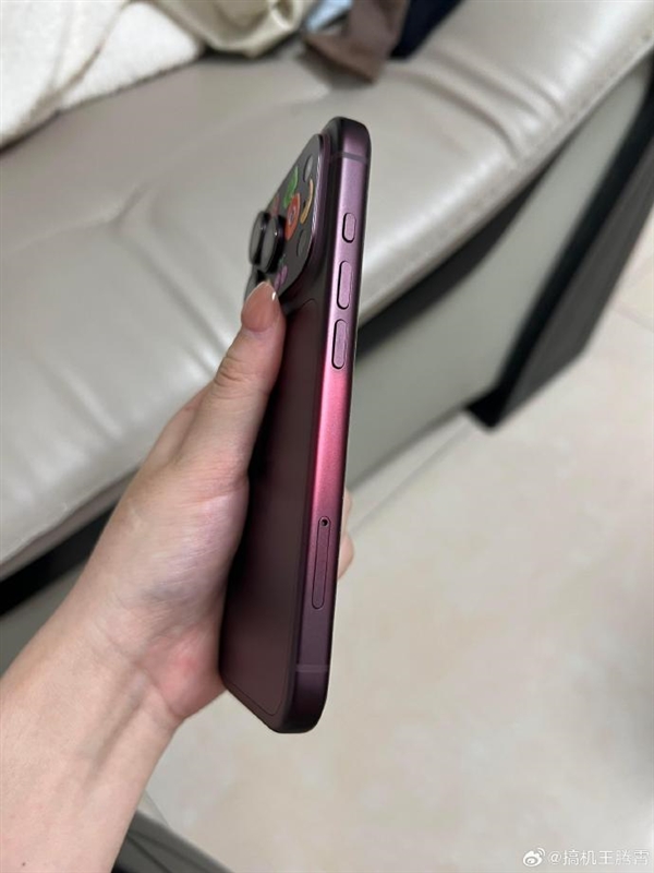 用户买苹果iPhone18 Pro红色吐槽:开始氧化褪色 真机惨不忍睹