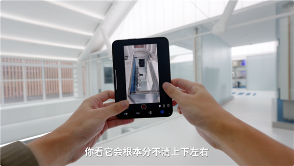 iPhone Duo首发体验:大量App还没适配 打开全是大黑边
