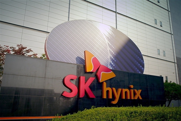 内存越堆越烫!SK海力士把散热件塞进夹层:热阻降低30%