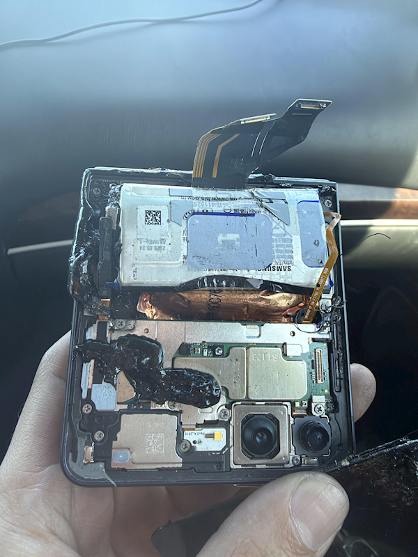 特斯拉Model 3停车状态车内起火 三星手机成怀疑对象