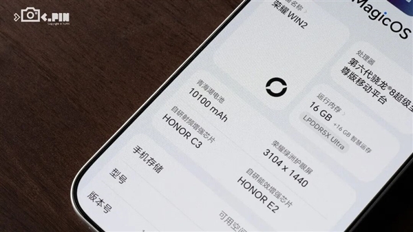 继10000mAh电池之后 荣耀又给手机装了俩风扇