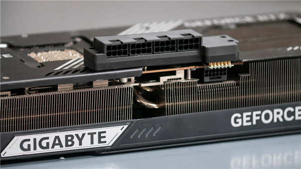 根治烧接口!玩家魔改RTX 5090定制四8Pin供电板:单线电流直接减半