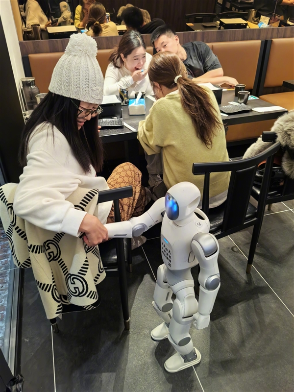 韩路烤串店入职2个机器人员工:会跳舞还会哄娃