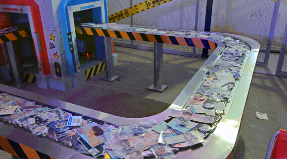 人们的温情与善意，就像是现场的“无料传送带”一样，不断被运送着