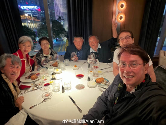 成龙曾志伟近照曝光!神采奕奕 精神矍铄