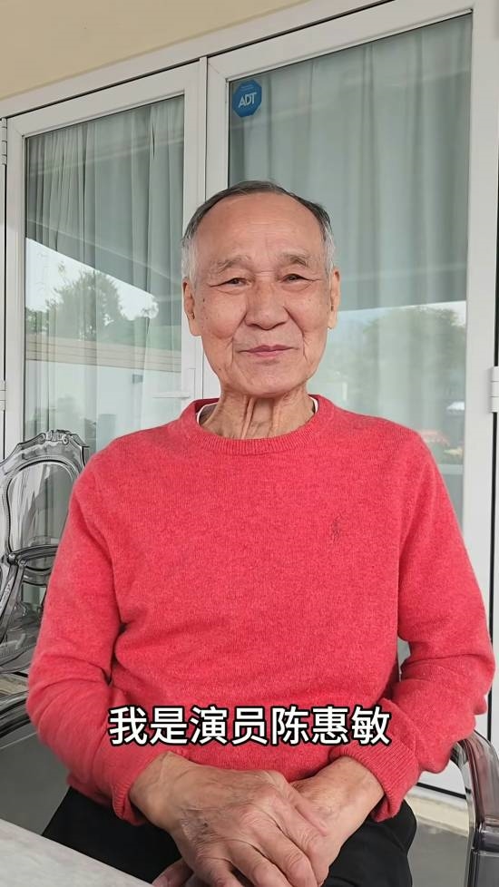 82岁陈惠敏外出需人搀扶出行 昔日硬汉如今拄拐杖
