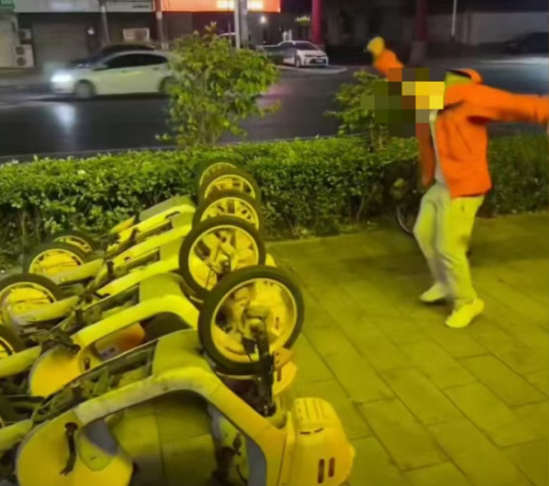 模仿网络烂梗 多地共享电单车被恶意倒立!警方出手