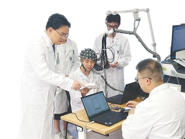 脑机接口突破:不用植入电极 男子用意念抬起瘫痪右手