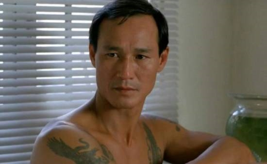 82岁陈惠敏外出需人搀扶出行 昔日硬汉如今拄拐杖