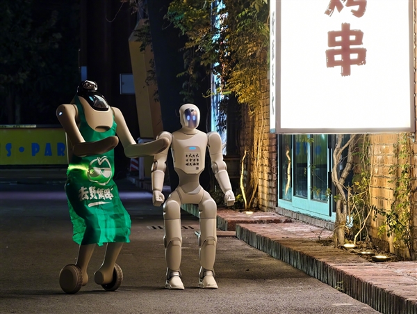 韩路烤串店入职2个机器人员工:会跳舞还会哄娃