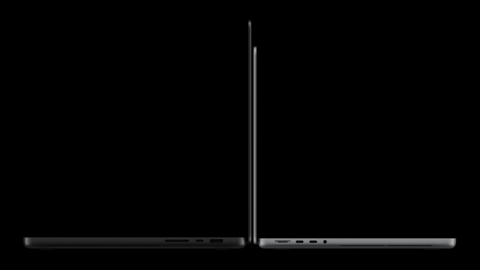 两台 MacBook Pro (PROLED XDR 显示屏) 设备背靠背放置，屏幕打开，从侧面展示。