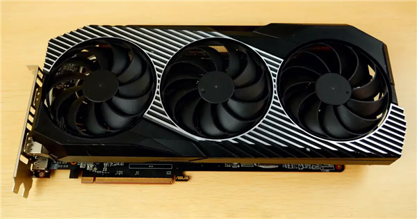 尘封7年重见天日!华硕骇客RX 5700 XT样卡流出:七热管顶配却被无情砍掉