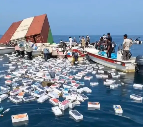 千万播放全网疯传!霍尔木兹海峡海面漂满iPhone竟是AI编造