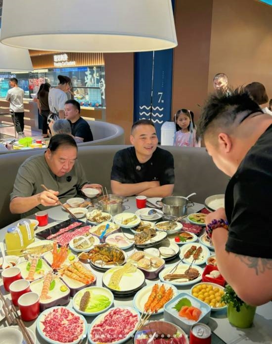 75岁肥猫郑则仕东莞火锅店被偶遇 此前减重70斤和周润发跑马拉松
