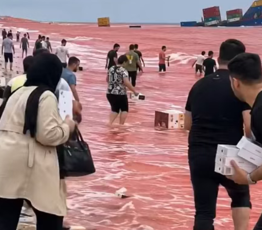 千万播放全网疯传!霍尔木兹海峡海面漂满iPhone竟是AI编造