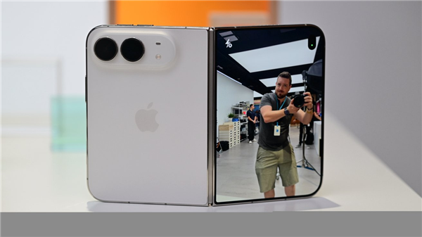 iPhone Duo屏幕翻车:换机要排队 售后缺货