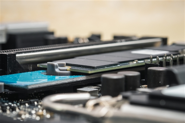 玩家实惨:SSD一年疯狂涨价303%!仍远未到头